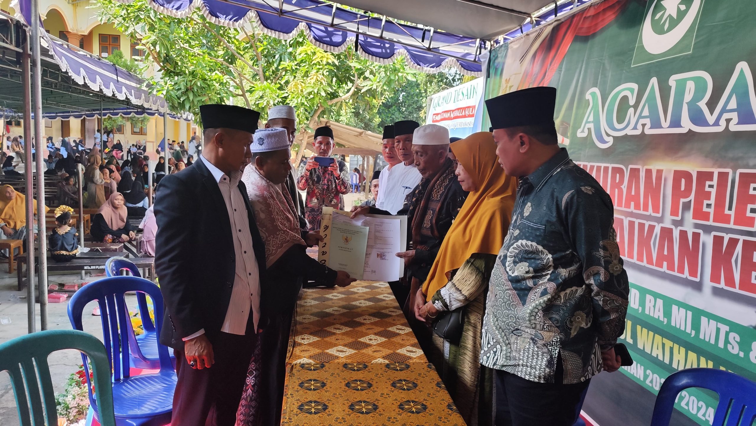 Foto : H Zamroni Azis saat serah terima wakaf tanah Ponpes NW Pelambik