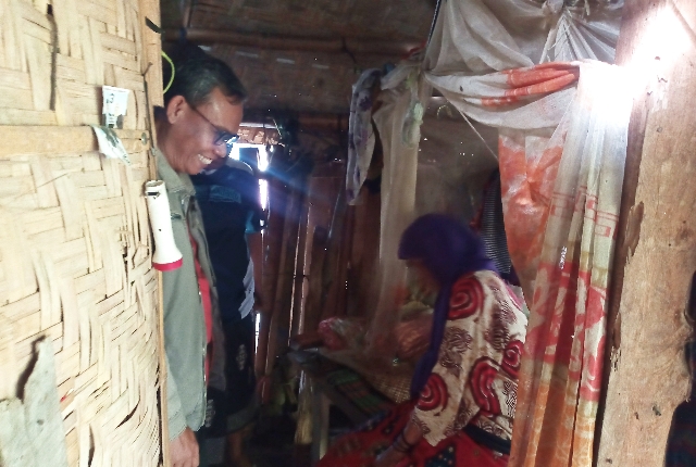 Foto : Lalu Tajir Sahroni melihat langsung kondisi tempat tidur Inaq Kembar